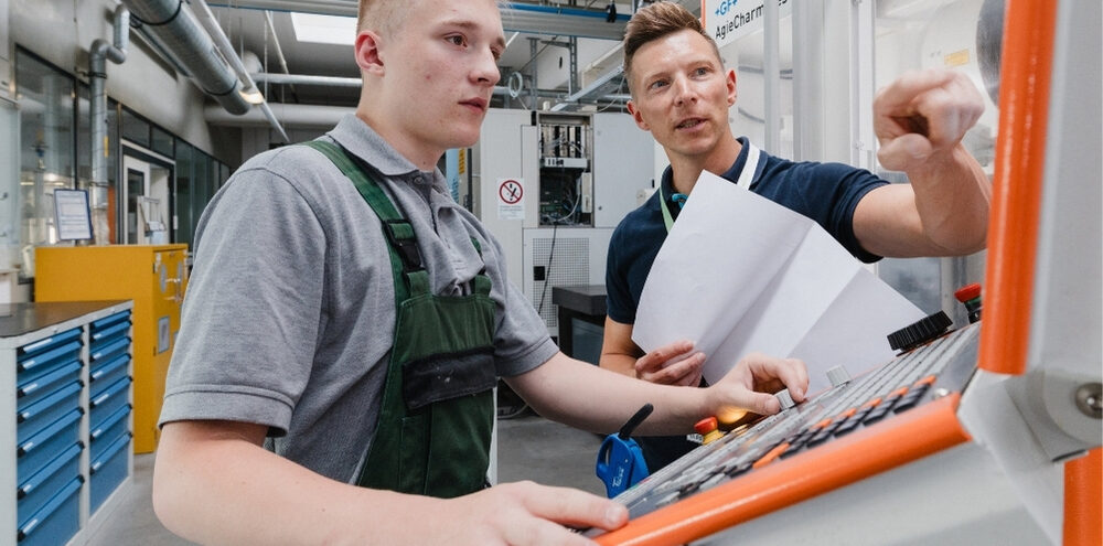 entdecken sie, wie die ausbildung junger menschen ihr kmu stärkt: vorteile, praktische tipps und lösungen für die erfolgreiche nachwuchsförderung im unternehmen.