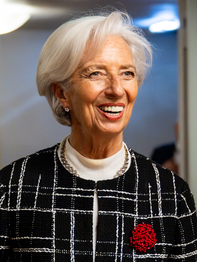 lagarde übt scharfe kritik an trump: ezb-präsidentin warnt vor den wirtschaftlichen folgen der us-politik und betont die bedeutung internationaler zusammenarbeit.