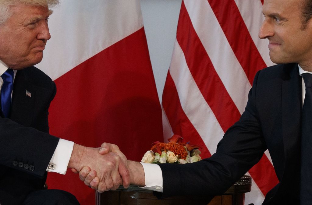 erfahren sie alles über die debatte rund um die größe von donald trumps händen, ihre ursprünge in den medien und wie sie in der politischen diskussion genutzt wurde. aktuelle hintergrundinformationen und interessante fakten zur kontroverse.
