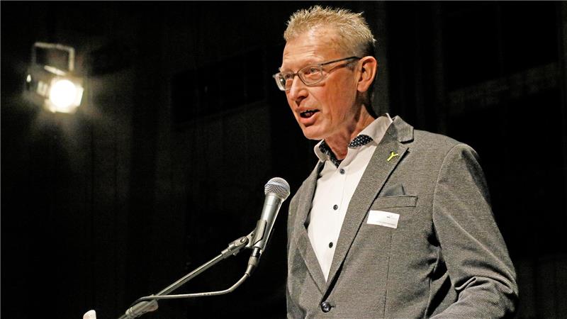 der museumsdirektor gibt seinen rücktritt bekannt. gründe für die entscheidung, reaktionen aus dem kulturbereich und mögliche nachfolgeregelungen im überblick.