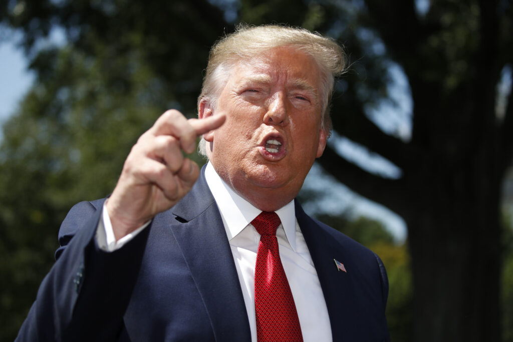 trump erwägt einen militärischen schlag gegen mexiko aufgrund von drogenhandel, was zu politischen spannungen und internationalen diskussionen führt.