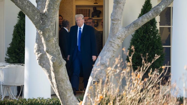 aktuelle berichte über donald trump und journalisten im weißen haus: wie gestaltet sich das verhältnis zwischen medien und politik? lesen sie mehr über pressefreiheit und medienarbeit unter trump.