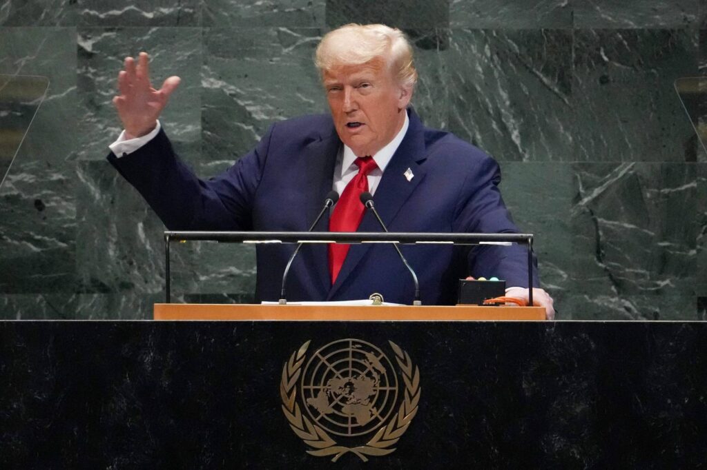 trump kritisiert seine rivalen in einer rede in truthahn, in der er politische themen scharf kommentiert.