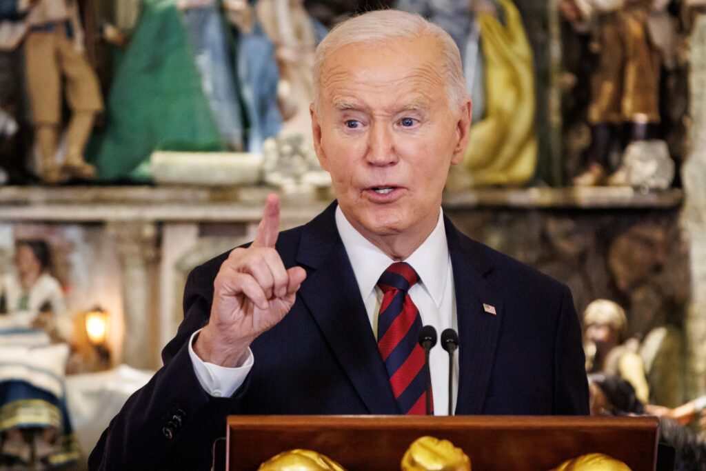 juristen hinterfragen trumps kritik an den begnadigungen von biden und beleuchten die rechtlichen aspekte des präsidentenrechts auf begnadigungen.