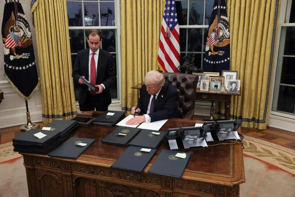 erfahren sie mehr über trumps dekret, das die automatische us-staatsbürgerschaft bei geburt in den usa einschränkt und die auswirkungen auf geburtsrechte erklärt.