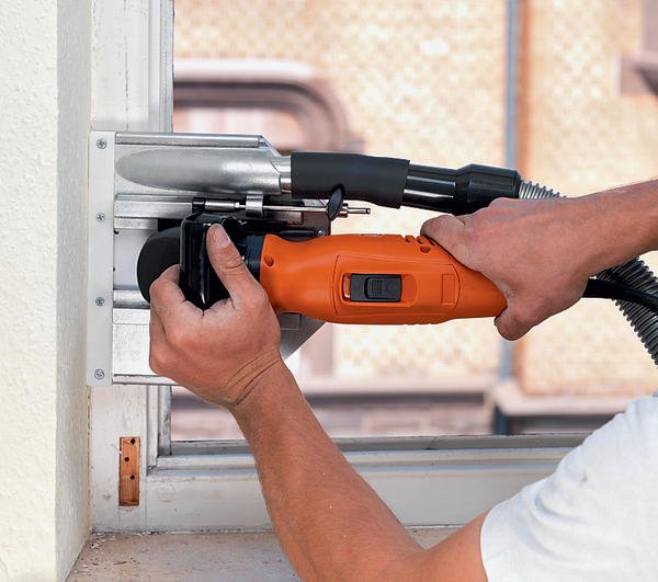 ein angreifer zerstört ein vance-fenster mit einem hammer – erfahren sie mehr über den vorfall und seine folgen.