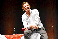 guido cantz begeistert mit seiner satire, doch donald trump steht im mittelpunkt und überstrahlt die humorvollen kommentare des satirikers.