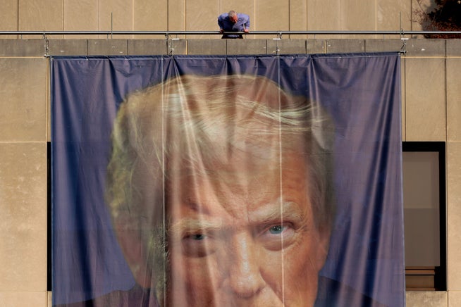 trump richtet seinen blick auf neue ziele, während sich der widerstand formiert und politische spannungen zunehmen.