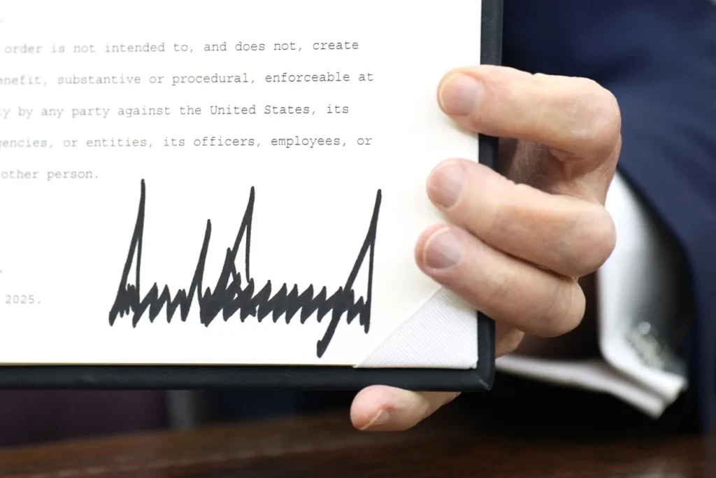 die us-regierung überarbeitet die bildunterschrift von trump, um genauigkeit und klarheit zu gewährleisten.